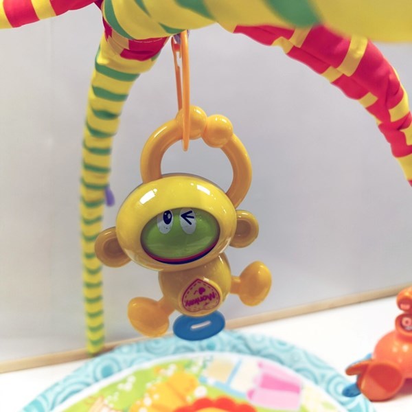 Alfombra gimnasio para bebé, arco con móviles